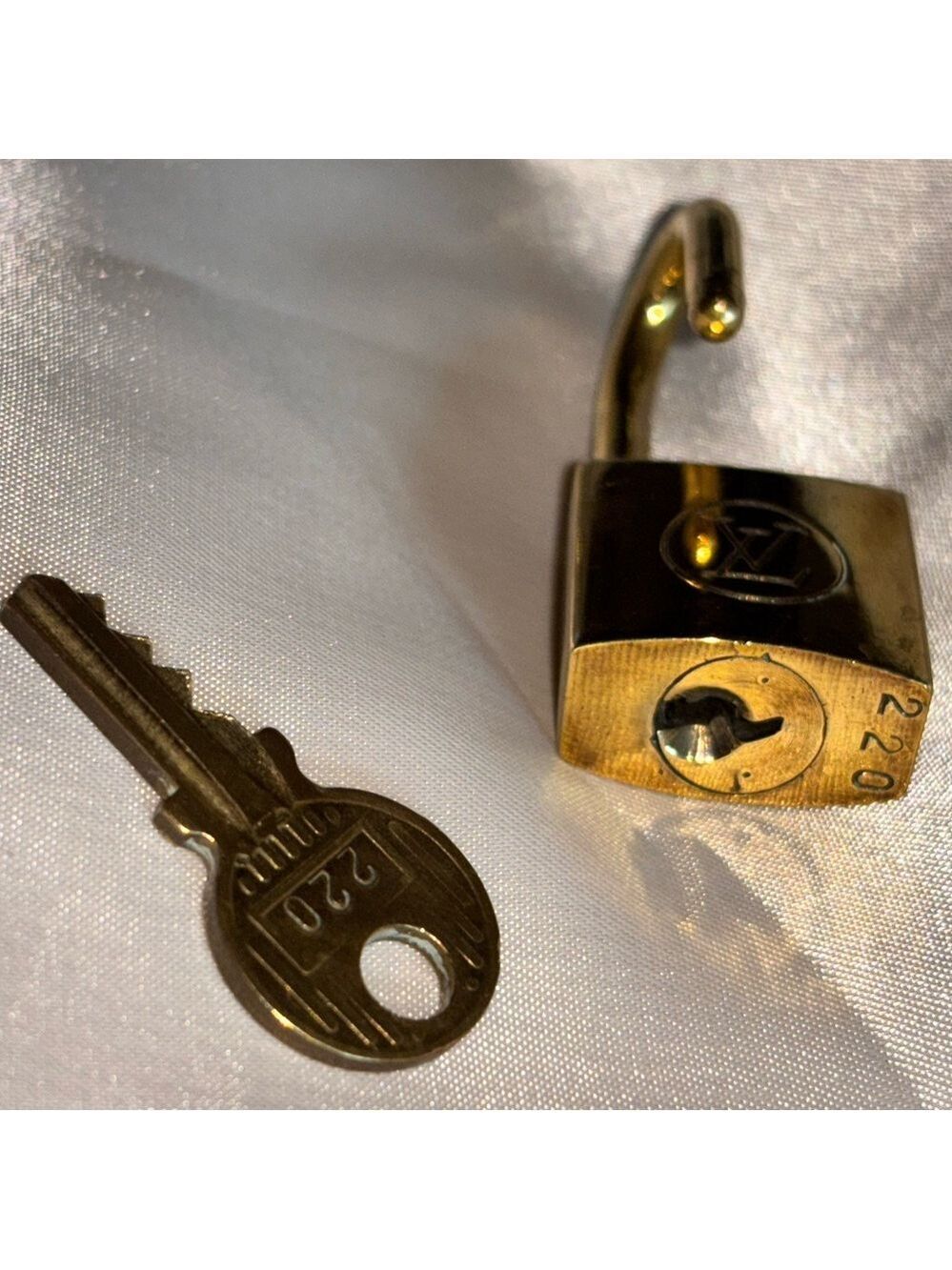Rarer #220 Louis Vuitton Gold Padlock & Key - 200 Series - Picture 3 of 7